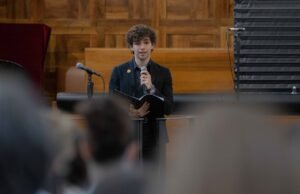 حاكم الشارقة يهدي جامعة القلب المقدس الكاثوليكية في ميلانو مخطوطاً تاريخياً نادراً وكتاب "مرسوم بابوي"