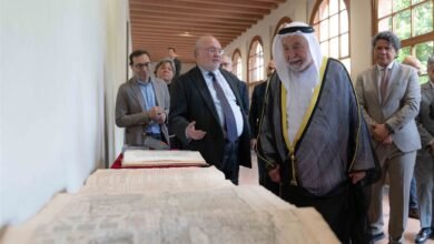 حاكم الشارقة يهدي جامعة القلب المقدس الكاثوليكية في ميلانو مخطوطاً تاريخياً نادراً وكتاب "مرسوم بابوي"