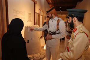 "شرطة أبوظبي" تُطلع وفدًا من "شرطة دبي" على المعروضات التاريخية في "متحف المقطع"