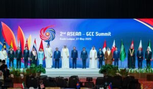 نيابةً عن رئيس الدولة.. سعود بن صقر يشارك في أعمال قمة "الخليج - الآسيان" في ماليزيا