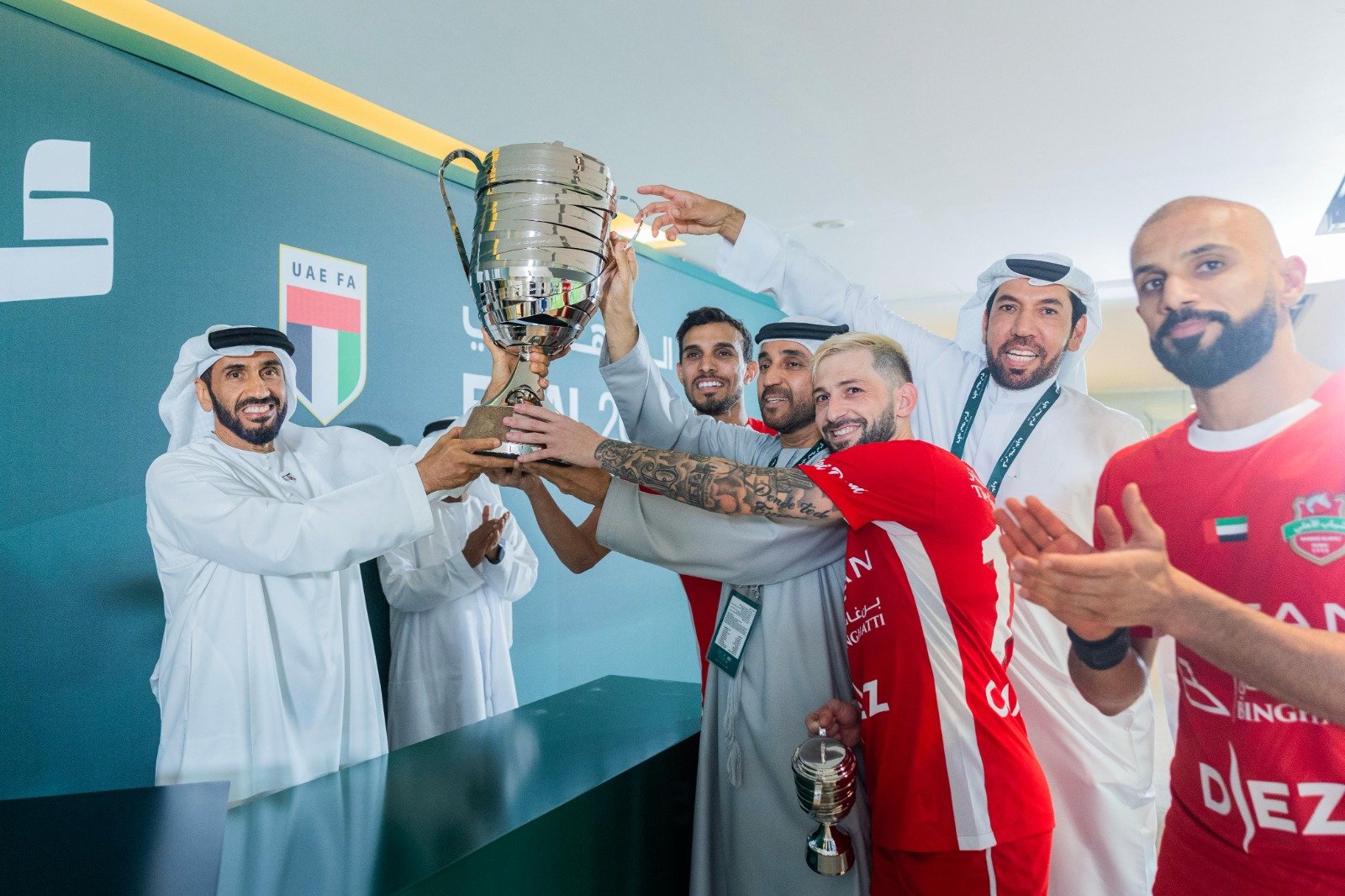 نهيان بن زايد يُتوج شباب الأهلي بكأس رئيس الدولة لكرة القدم 1 نهيان بن زايد يُتوج شباب الأهلي بكأس رئيس الدولة لكرة القدم