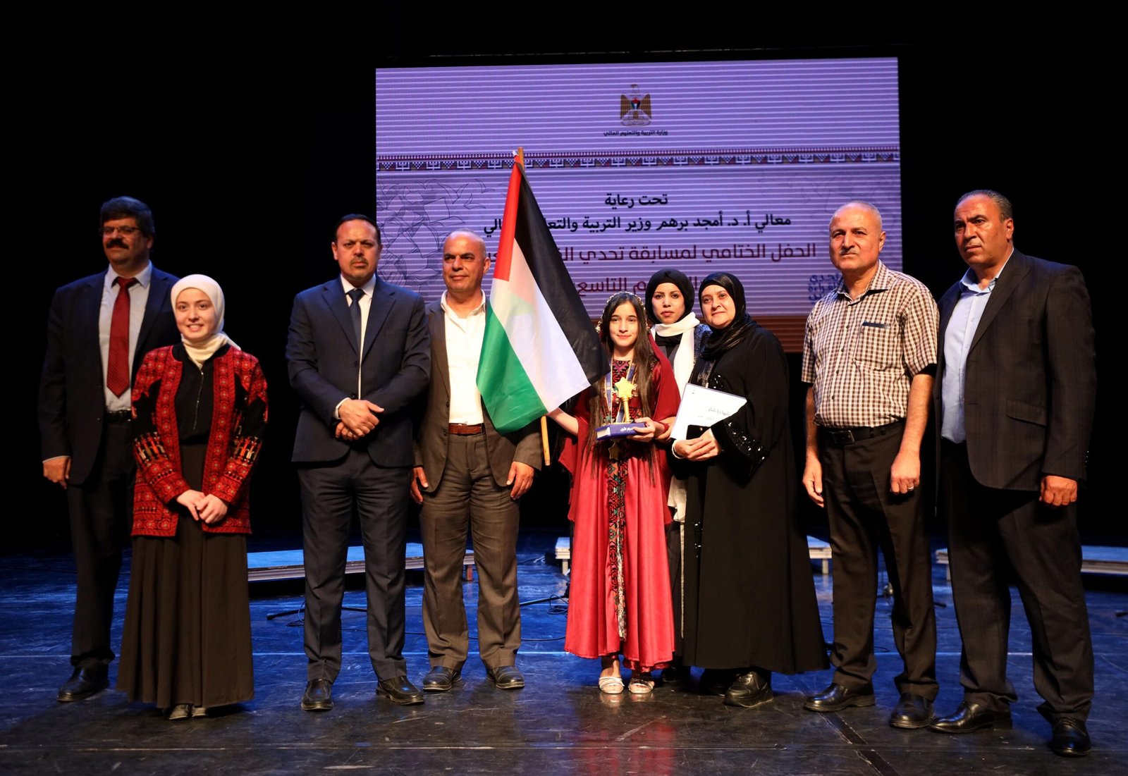 هبة أبو بكر بطلة لتحدي القراءة العربي في فلسطين 1 هبة أبو بكر بطلة لتحدي القراءة العربي في فلسطين