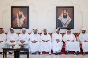 خالد بن محمد بن زايد يُقدِّم واجب العزاء في وفاة محمد سعيد عبدالله القبيسي