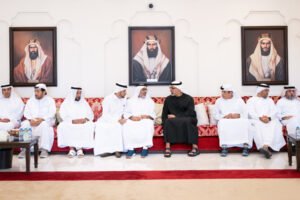 خالد بن محمد بن زايد يُقدِّم واجب العزاء في وفاة محمد سعيد عبدالله القبيسي
