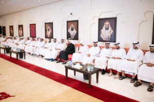 خالد بن محمد بن زايد يُقدِّم واجب العزاء في وفاة محمد سعيد عبدالله القبيسي