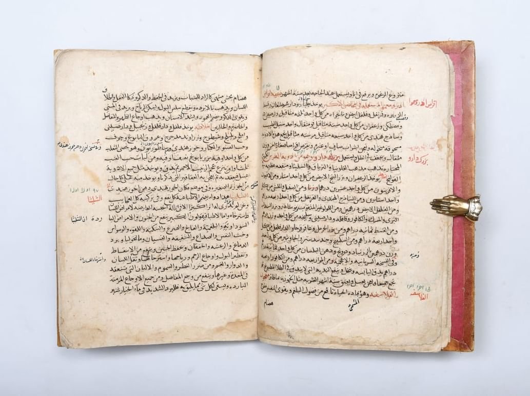 "بيتر هارينجتون" تعرض موسوعة ابن سينا "القانون في الطب" خلال "أبوظبي للكتاب" 1 "بيتر هارينجتون" تعرض موسوعة ابن سينا "القانون في الطب" خلال "أبوظبي للكتاب"