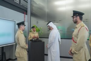 منصور بن محمد يطّلع على أنظمة مركز الطائرات المسيّرة في شرطة دبي