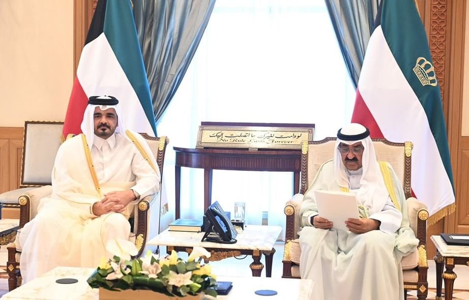 أمير الكويت يتسلم رسالة خطية من أمير قطر تتعلق بالتطورات الإقليمية والدولية