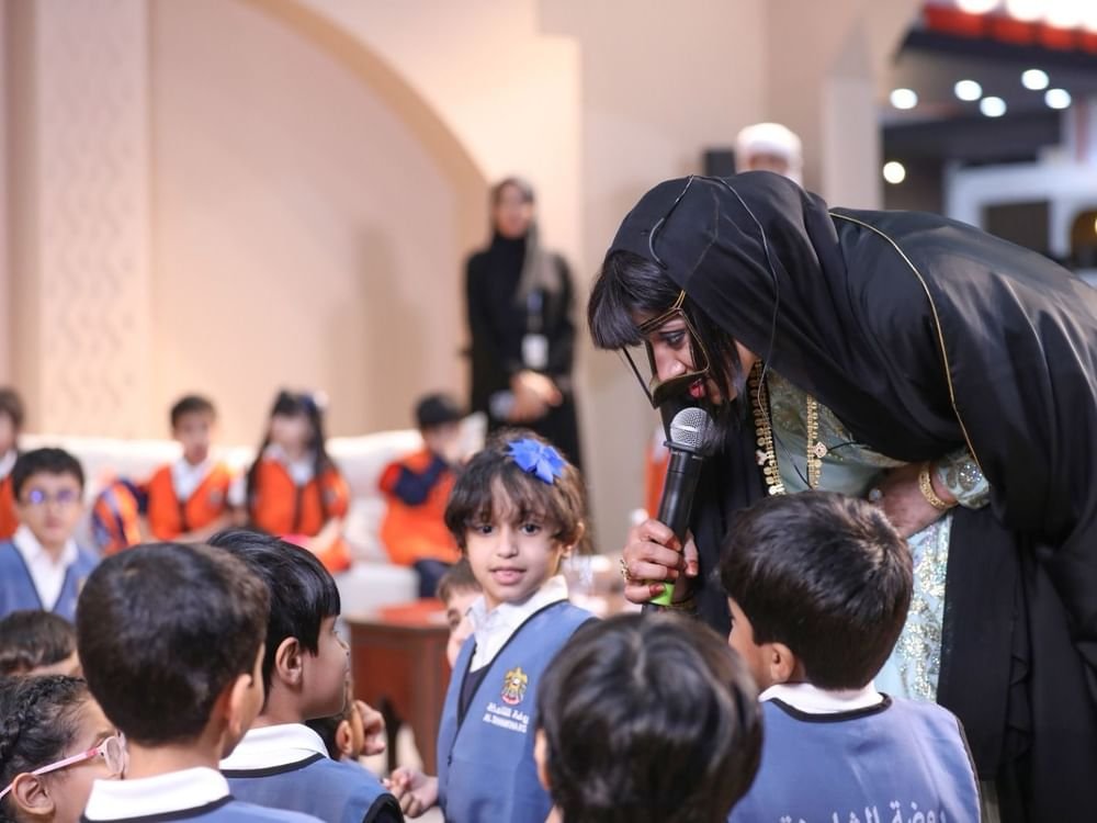 "خراريف ذاكرة الحكاية" تشد الأطفال فى مجلس إماراتي تقليدي بمعرض أبوظبي للكتاب