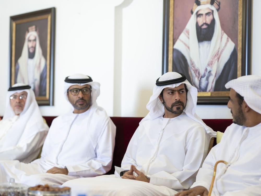 خليفة بن طحنون يُقدِّم واجب العزاء في وفاة شمسة صالح الفلاحي 1 خليفة بن طحنون يُقدِّم واجب العزاء في وفاة شمسة صالح الفلاحي