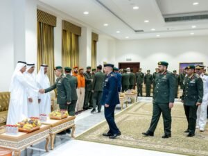 سعود بن صقر يقدم واجب العزاء في وفاة سعيد راشد الحمودي