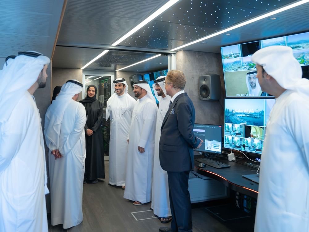 سلطان بن أحمد القاسمي يترأس اجتماع مجلس الشارقة للإعلام ويطلع على أحدث عربات البث الخارجي 1 سلطان بن أحمد القاسمي