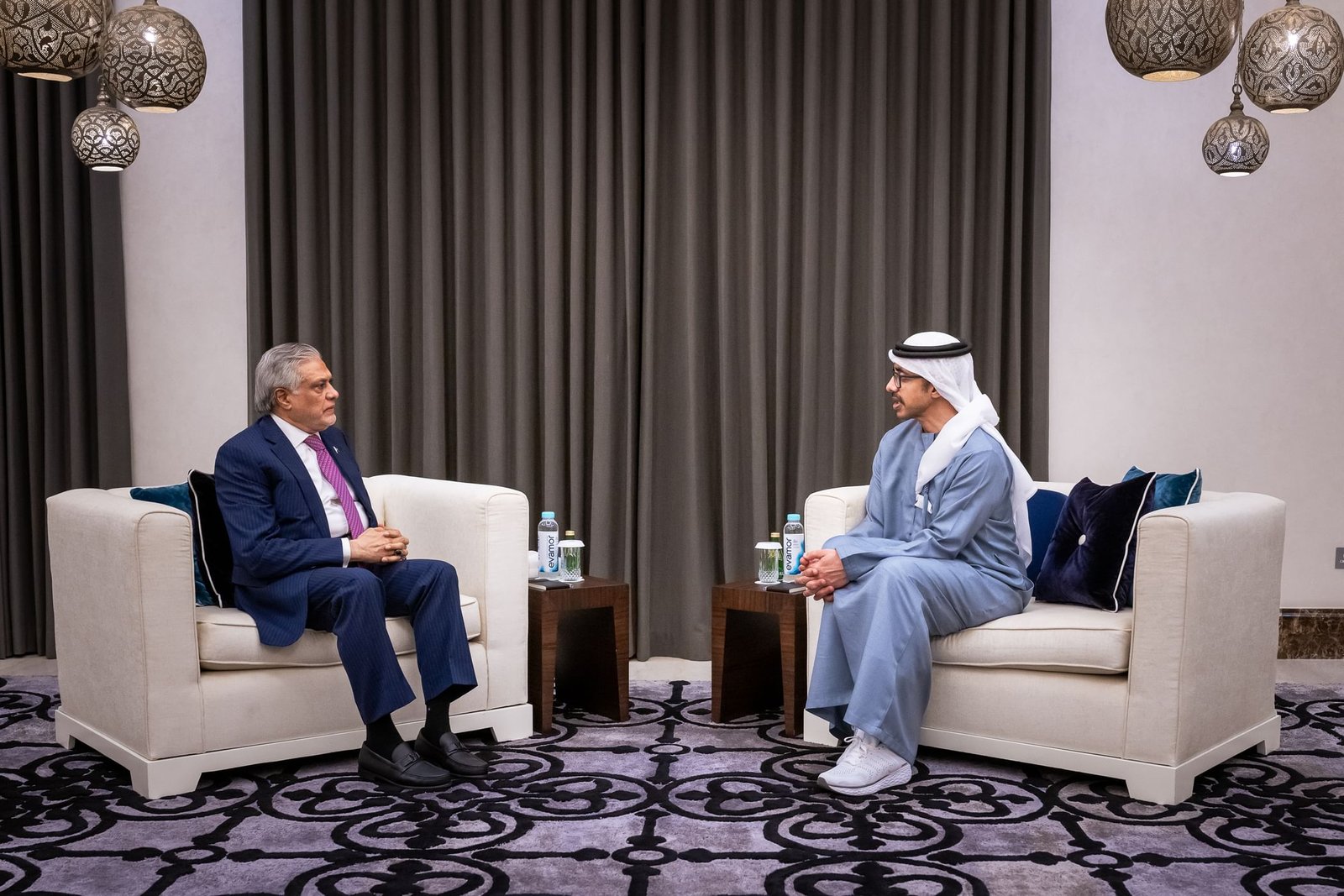 عبدالله بن زايد يستقبل نائب رئيس الوزراء وزير الخارجية الباكستاني 1 عبدالله بن زايد يستقبل نائب رئيس الوزراء وزير الخارجية الباكستاني