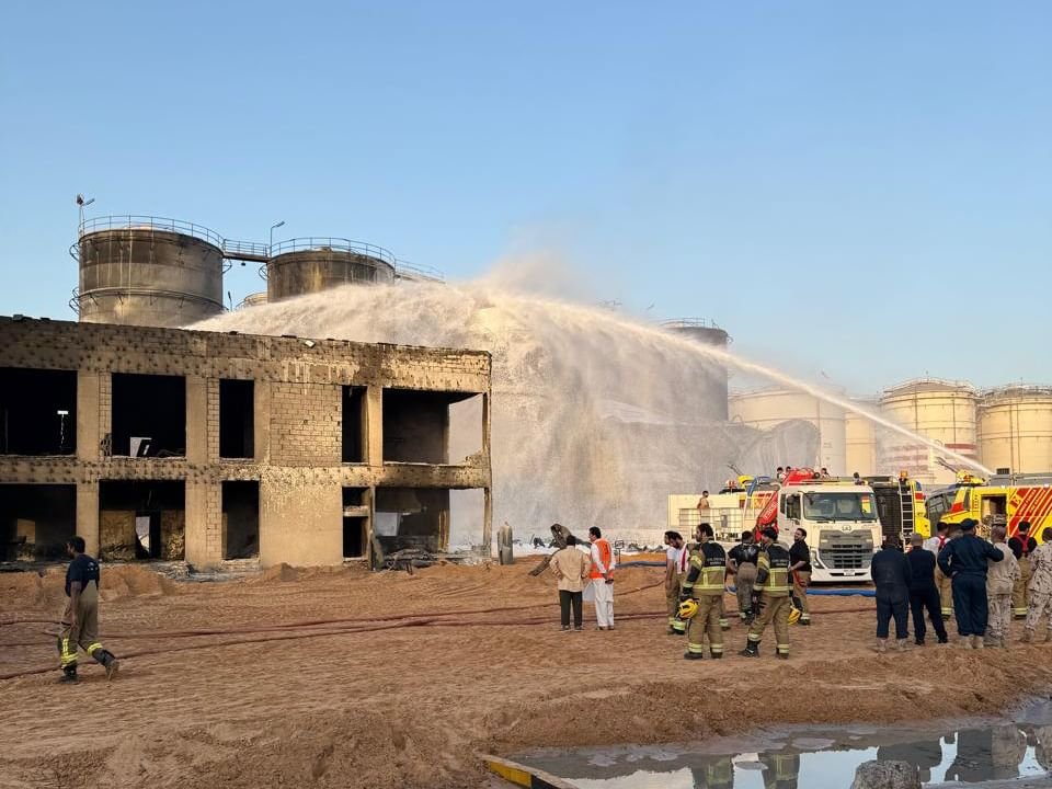 "طوارئ وأزمات الشارقة" تؤكد السيطرة الكاملة على حريق ميناء الحمرية 1 "طوارئ وأزمات الشارقة" تؤكد السيطرة الكاملة على حريق ميناء الحمرية