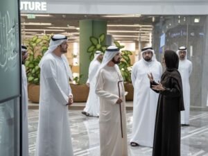 محمد بن راشد يزور أكاديمية الاقتصاد الجديد ويشهد جانباً من برنامج "الثقافة المالية للأسرة"
