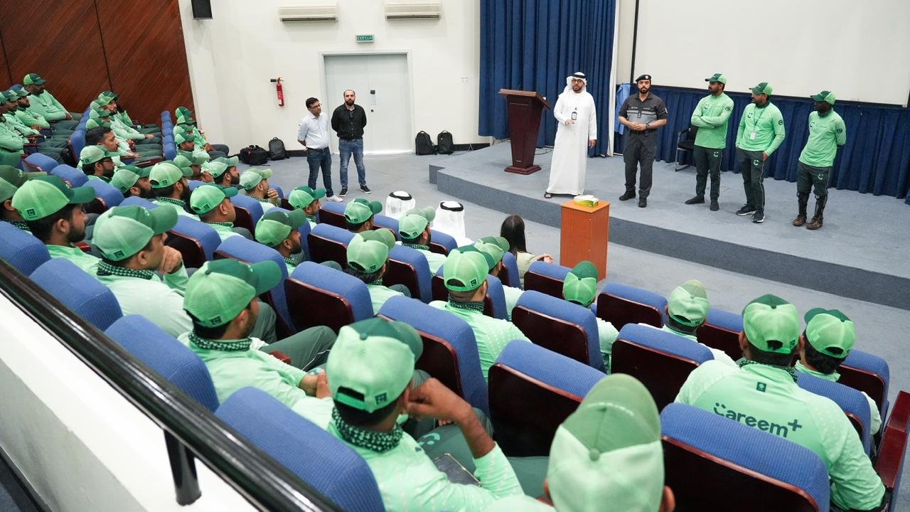 شرطة أبوظبي تعزز الوعي المروري لسائقي توصيل "الطلبات" 1 شرطة أبوظبي