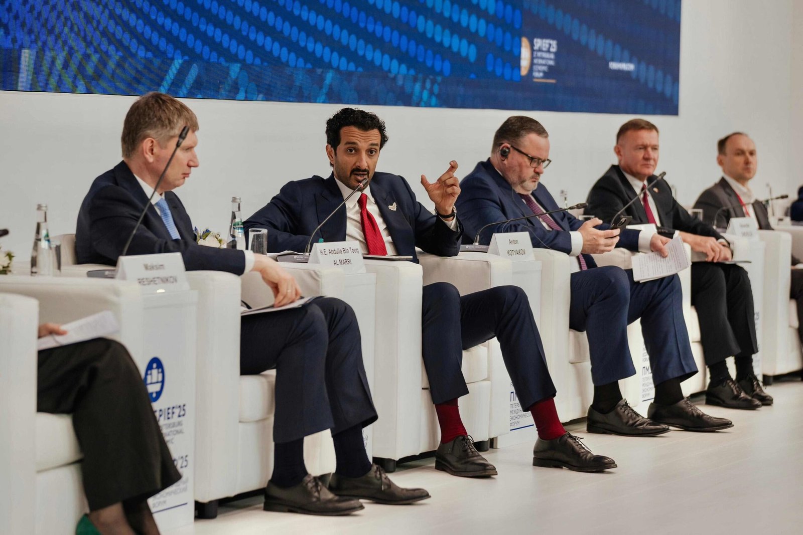 ابن طوق يستعرض تجربة الإمارات في تنويع الاقتصاد الوطني وتعزيز تنافسيته خلال منتدى سان بطرسبرغ 1 ابن طوق