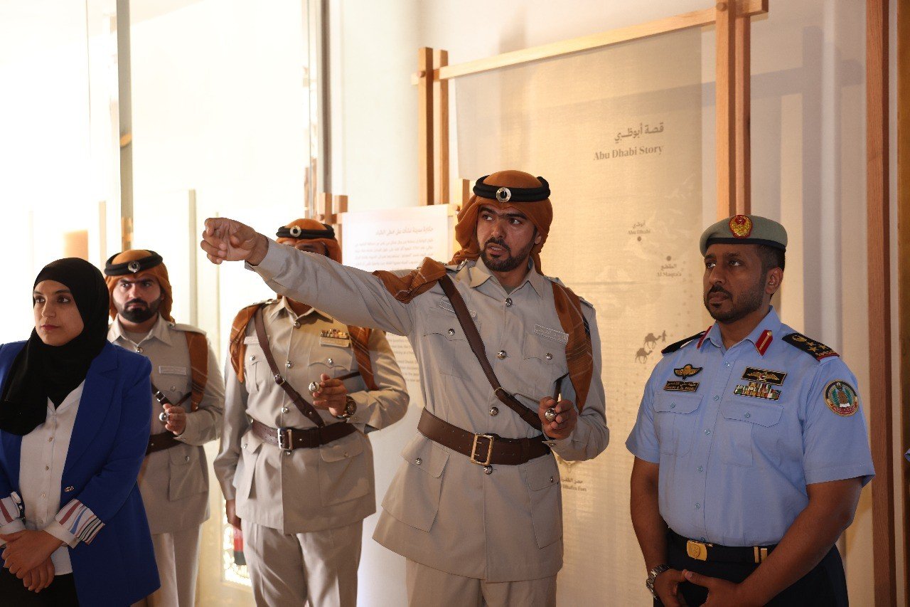 شرطة أبوظبي تُطلع وفد كلية الدفاع الوطني على متحف المقطع 1 شرطة أبوظبي