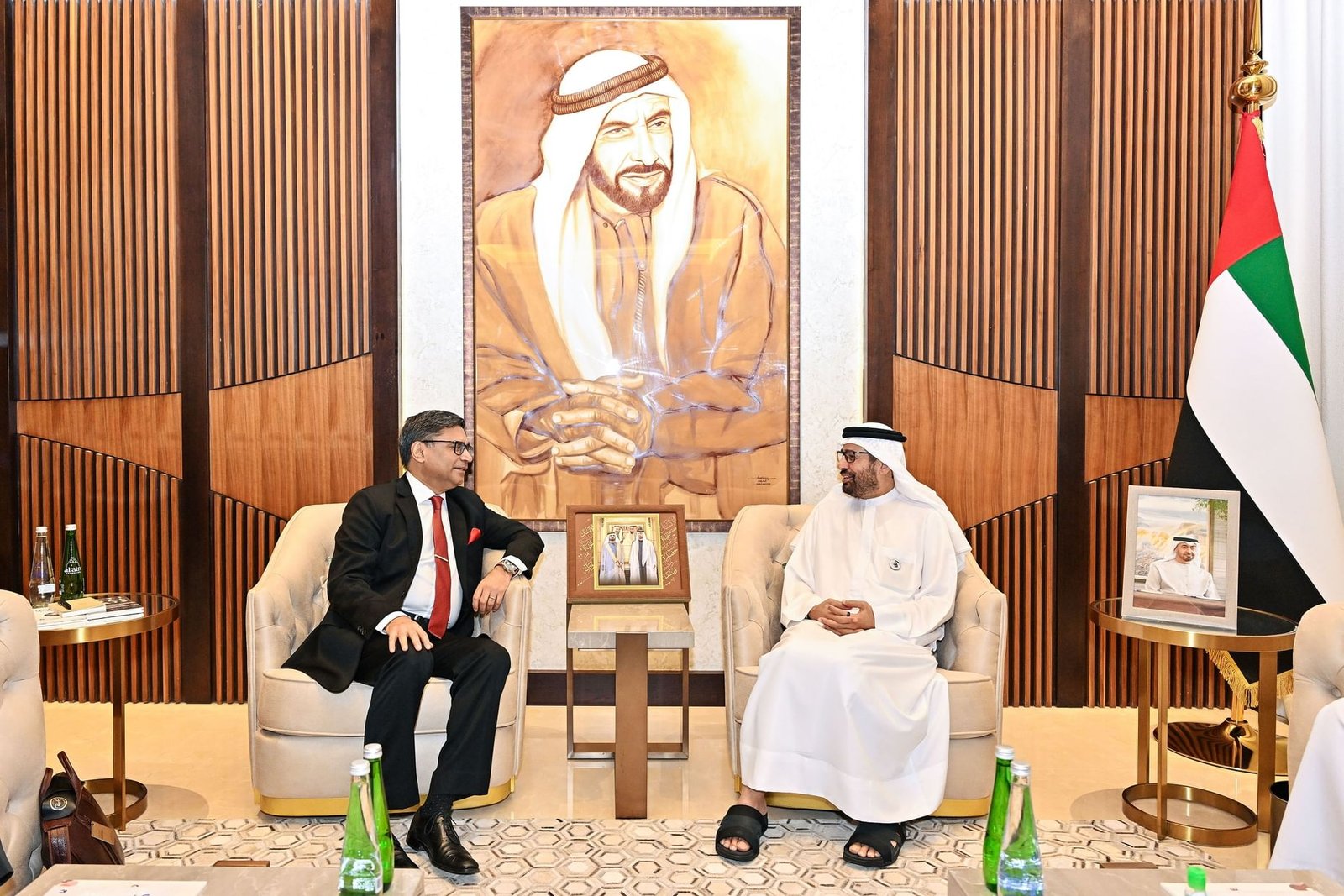 علي النعيمي يستقبل سكرتير وزارة الخارجية الهندية 1 علي النعيمي