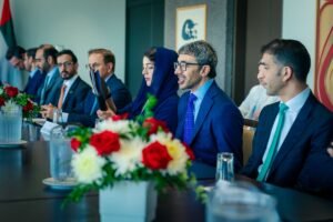 عبدالله بن زايد يلتقي وزيرة الصناعة الكندية