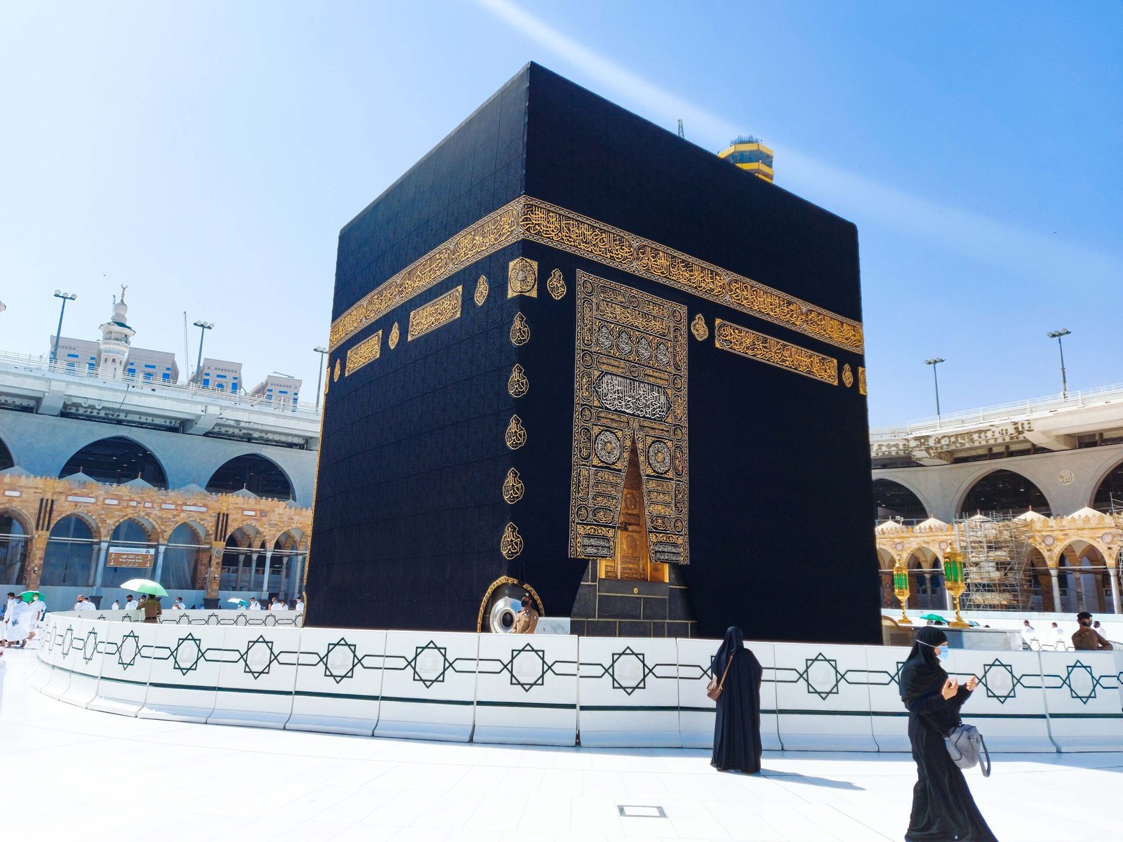 استبدال كسوة الكعبة المشرفة مع بداية العام الهجري الجديد 1 استبدال كسوة الكعبة المشرفة مع بداية العام الهجري الجديد