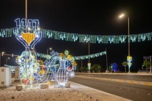 دائرة البلديات والنقل ممثلة ببلدية مدينة أبوظبي تزيّن كورنيش أبوظبي وبعض الجسور بتشكيلات ومجسمات مضيئة احتفاءً بالعام الهجري الجديد