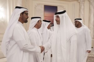 هزاع بن زايد يؤدي صلاة عيد الأضحى ويستقبل جموع المهنئين