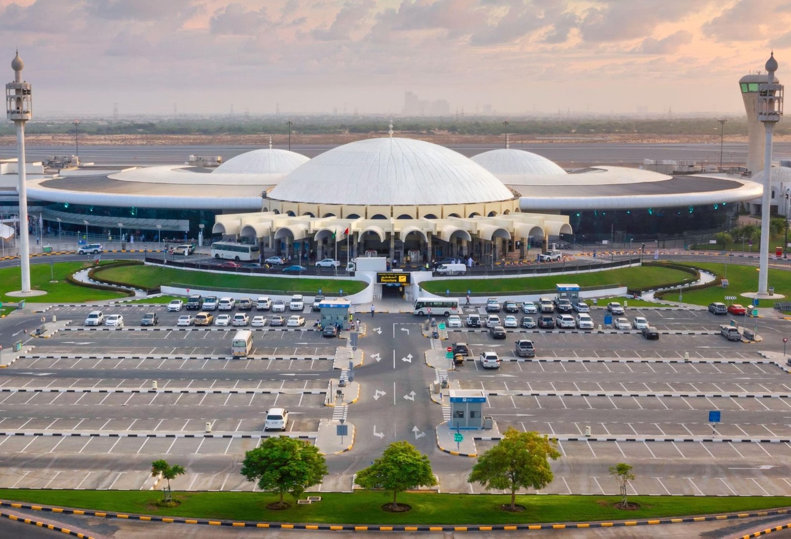 مطار الشارقة يدعو جميع المسافرين إلى متابعة آخر تحديثات الرحلات 1 مطار الشارقة يدعو جميع المسافرين إلى متابعة آخر تحديثات الرحلات
