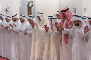 سلطان القاسمي يؤدي صلاة عيد الأضحى المبارك في مسجد الشارقة