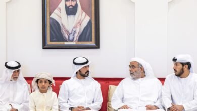 خليفة بن طحنون بن محمد يُقدّم واجب العزاء في وفاة محمد مبارك المنصوري