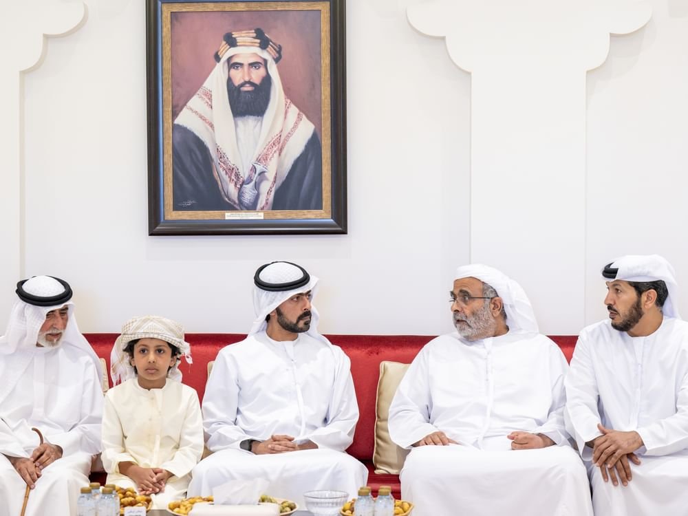 خليفة بن طحنون بن محمد يُقدّم واجب العزاء في وفاة محمد مبارك المنصوري 1 خليفة بن طحنون بن محمد يُقدّم واجب العزاء في وفاة محمد مبارك المنصوري