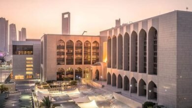 المصرف المركزي يوقف بنكاً عن قبول عملاء جدد بنافذته المصرفية الإسلامية لمدة 6 أشهر