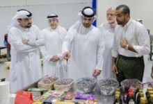 منصور بن محمد يزور مصنع البركة للتمور ويؤكد أهمية قطاع الصناعات الغذائية في دعم اقتصاد دبي