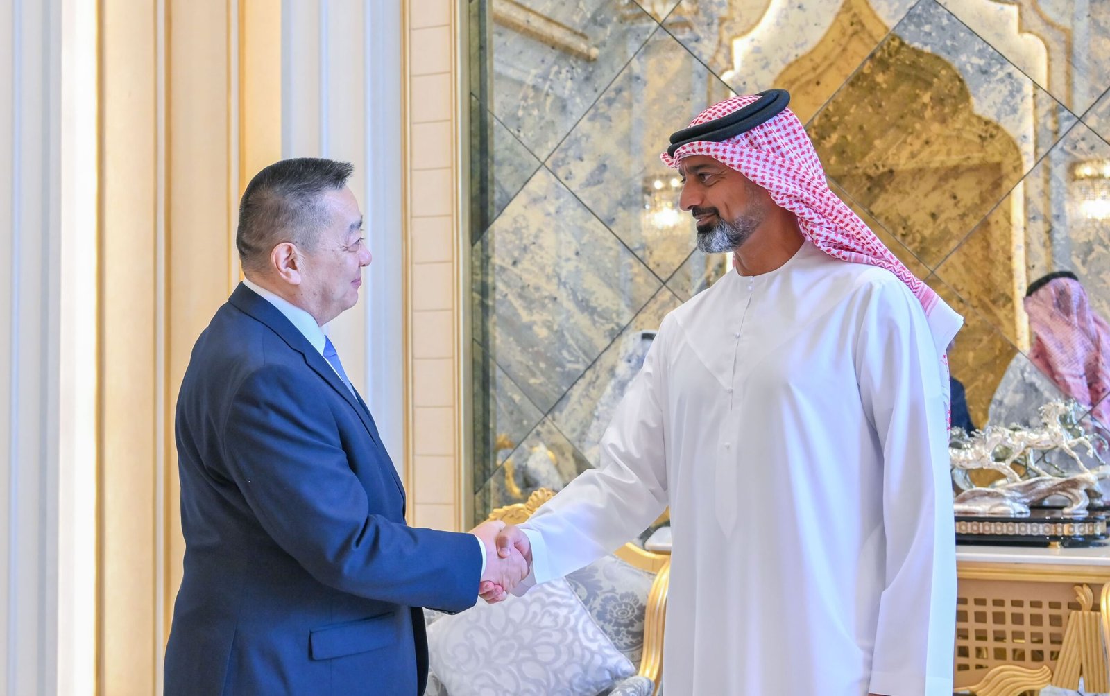 عمار بن حميد يبحث مع سفير منغوليا سبل تعزيز التعاون