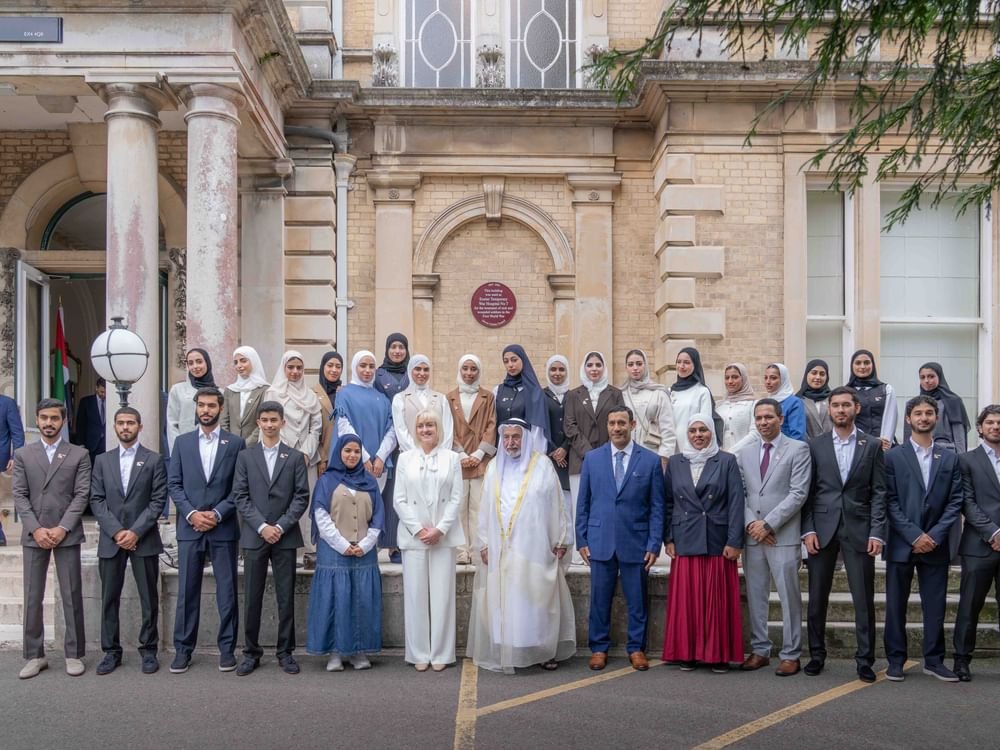 حاكم الشارقة يلتقي طلبة جامعة خورفكان المشاركين في البرنامج التعليمي بجامعة إكستر 1 حاكم الشارقة يلتقي طلبة جامعة خورفكان المشاركين في البرنامج التعليمي بجامعة إكستر