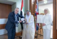 حاكم الشارقة ينال وسام الرئيس الفخري لجامعة إكستر ويزيح الستار عن مشروع مبنى القاسمي