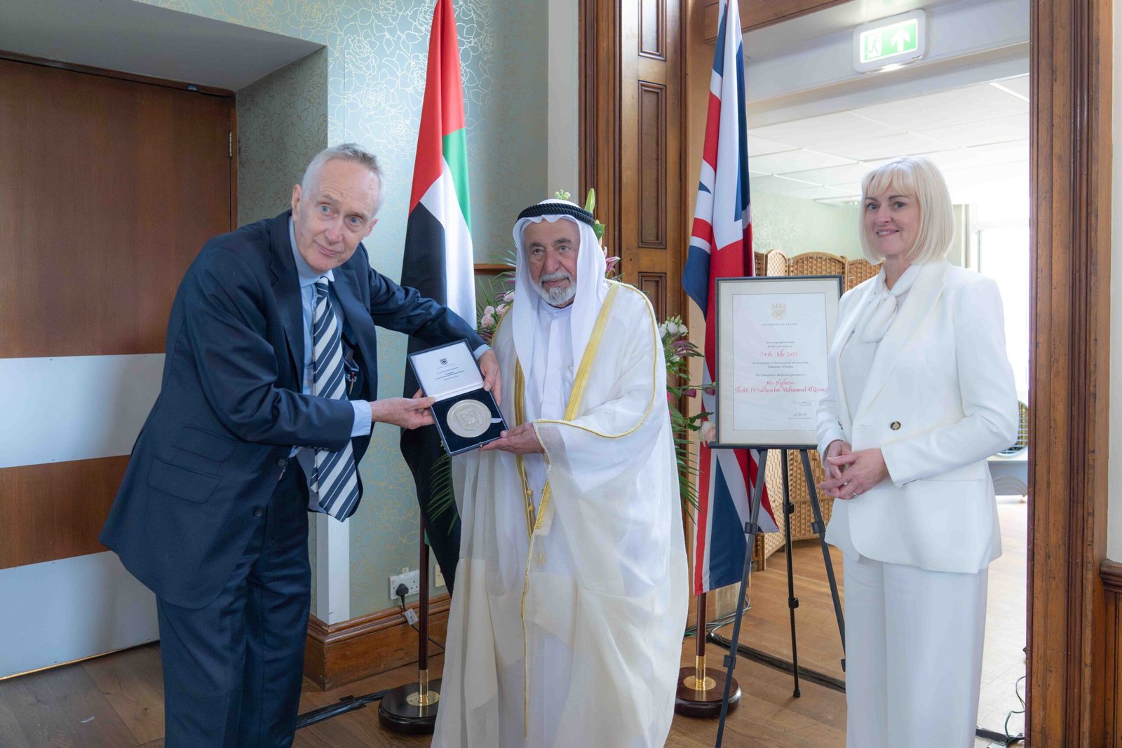 حاكم الشارقة ينال وسام الرئيس الفخري لجامعة إكستر ويزيح الستار عن مشروع مبنى القاسمي 1 حاكم الشارقة ينال وسام الرئيس الفخري لجامعة إكستر ويزيح الستار عن مشروع مبنى القاسمي
