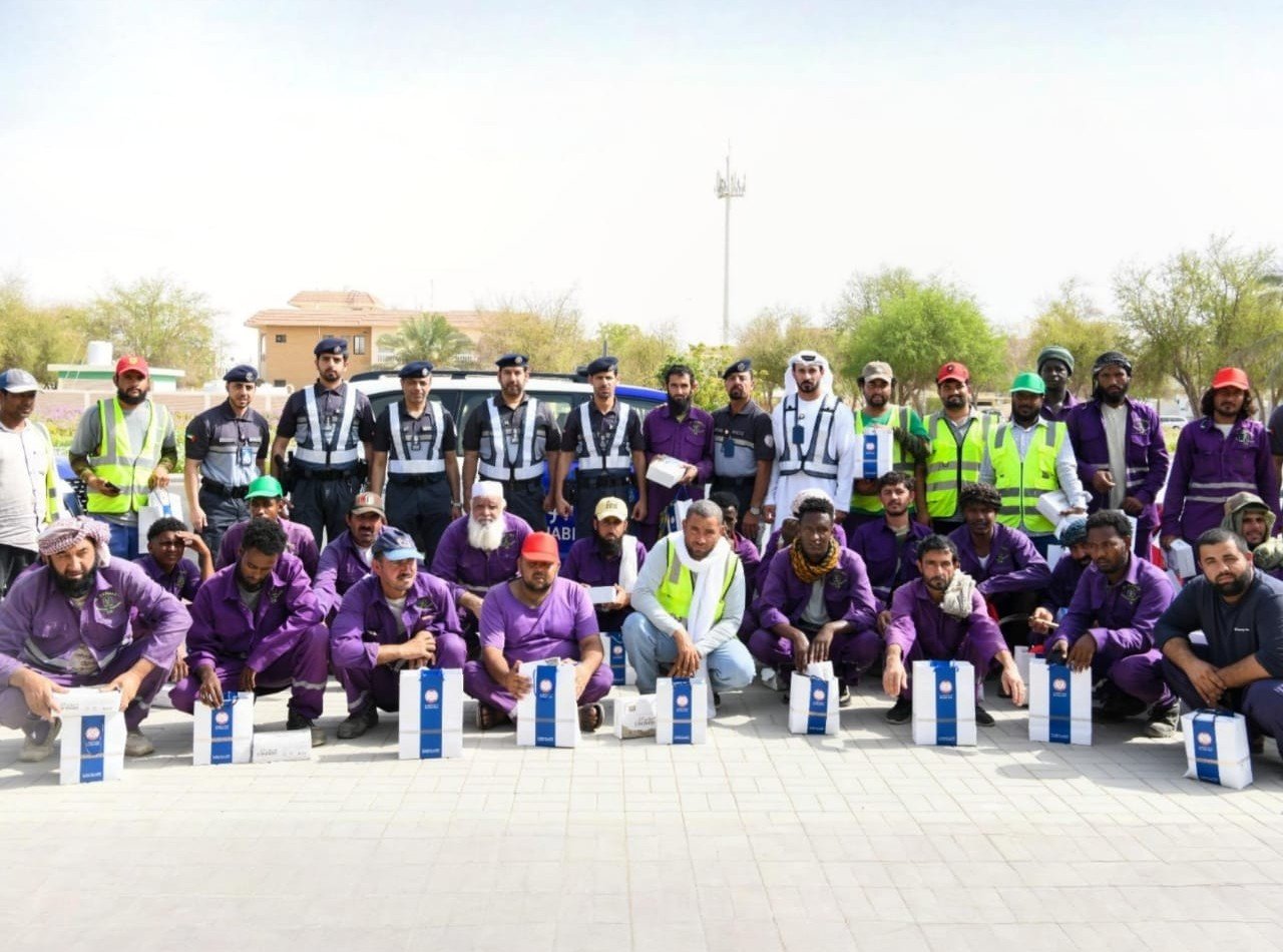 شرطة أبوظبي تنفذ مبادرة "معًا لظل آمن" لحماية العمال من حرارة الشمس