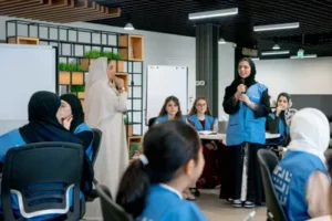 نادي الشارقة للصحافة يباشر تنفيذ أولى مراحل "من الشارقة نبدأ" بتدريب النشء على صناعة "البودكاست"