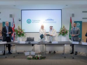 حاكم الشارقة ينال وسام الرئيس الفخري لجامعة إكستر ويزيح الستار عن مشروع مبنى القاسمي