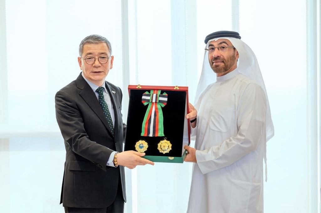 رئيس الدولة يمنح السفير الكوري وسام الاستقلال من الطبقة الأولى 1 رئيس الدولة يمنح السفير الكوري وسام الاستقلال من الطبقة الأولى