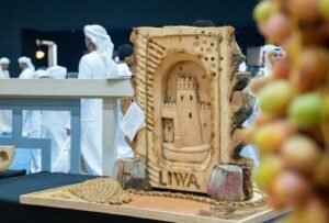 56 مجسماً إبداعياً من جذع النخلة في مهرجان ليوا للرطب