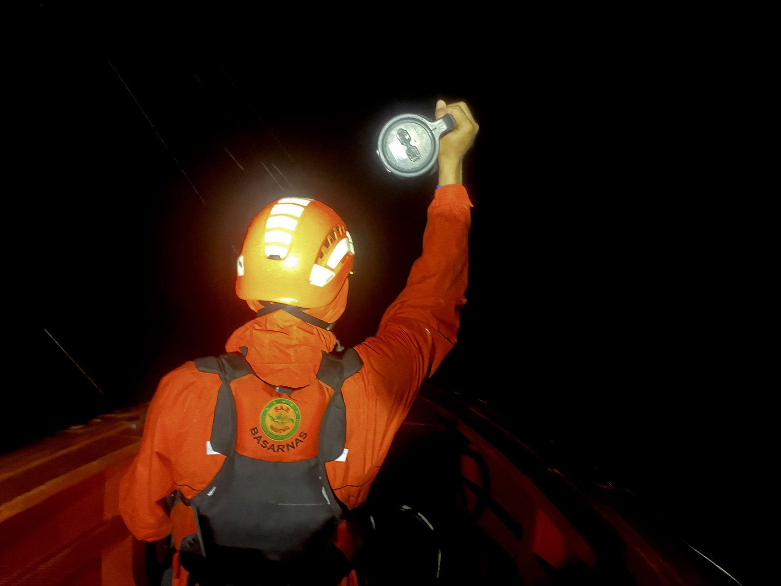 11 مفقودًا إثر غرق قارب قبالة سواحل سومطرة 1 11 مفقودًا إثر غرق قارب قبالة سواحل سومطرة