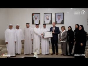 حمد الشرقي يتسلّم شهادة “المؤسسة الحكومية المبتكرة المعتمدة” التي نالتها بلدية الفجيرة