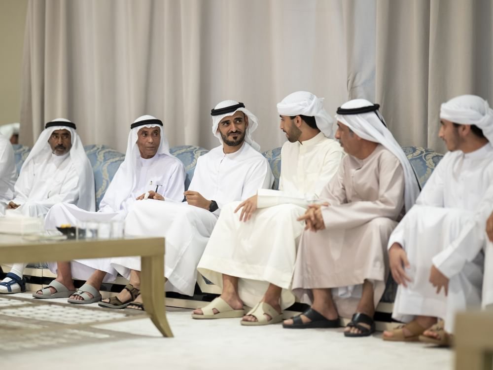 زايد بن محمد بن زايد يقدم واجب العزاء في وفاة والدة الشهيد سيف يوسف بالهول الفلاسي