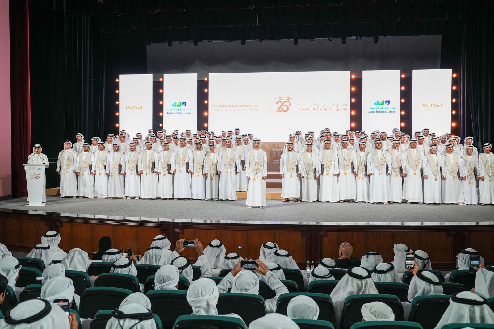 أحمد بن سعود القاسمي يشهد حفل تخريج الدفعة الـ 18 من طلبة مدارس التكنولوجيا التطبيقية برأس الخيمة 1 أحمد بن سعود القاسمي يشهد حفل تخريج الدفعة الـ 18 من طلبة مدارس التكنولوجيا التطبيقية برأس الخيمة