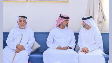 عمار بن حميد يقدم واجب العزاء في وفاة عائشة الخاجة
