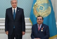 رئيس كازاخستان يمنح العصيمي " وسام الصداقة"