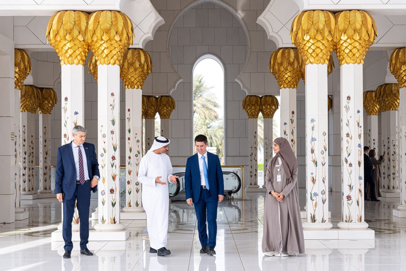 نائب رئيس الوزراء المولدوفي يزور جامع الشيخ زايد الكبير في أبوظبي 1 جامع الشيخ زايد الكبير
