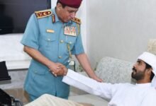 شرطة رأس الخيمة تطمئن على منتسب تعرض لحادث مروري